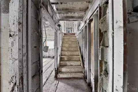 Entry Way - 2371 Wilson Ave, Cincinnati, OH 45231 photo 5 of 5