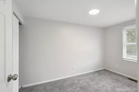 Bedroom - 10380 Hawkhurst Dr, Cincinnati, OH 45231 photo 3 of 5