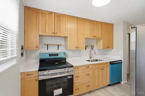 Kitchen - 10380 Hawkhurst Dr, Cincinnati, OH 45231 photo 2 of 3