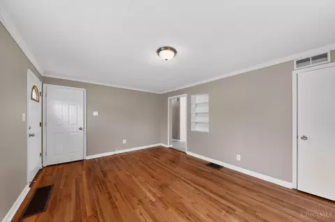 Living - 1149 Madeleine Cir, Cincinnati, OH 45231 photo 1 of 2