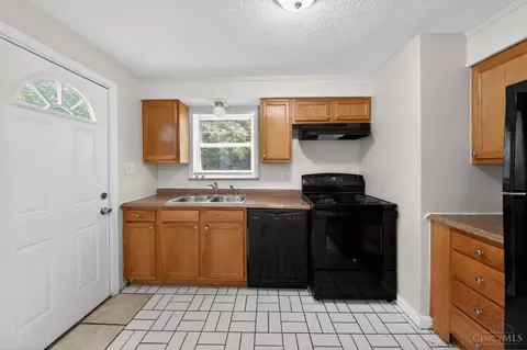Kitchen - 1149 Madeleine Cir, Cincinnati, OH 45231 photo 2 of 3