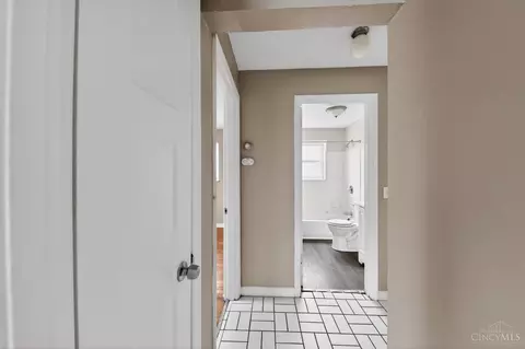 Entry Way - 1149 Madeleine Cir, Cincinnati, OH 45231 photo 3 of 5