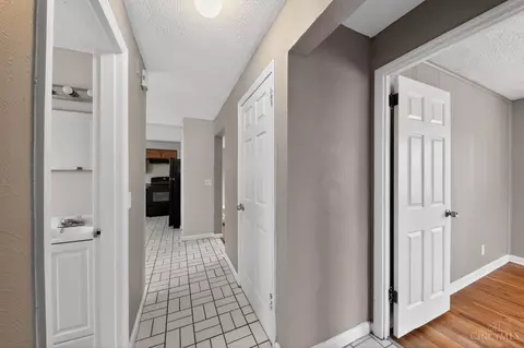 Entry Way - 1149 Madeleine Cir, Cincinnati, OH 45231 photo 2 of 5