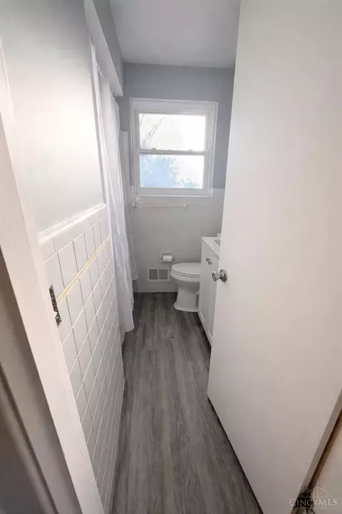 Bath - 2175 Carlsbory Dr, Cincinnati, OH 45231 photo 2 of 2