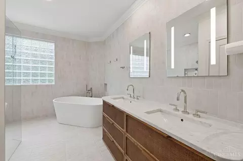 Bath - 1430 Riverside Dr, Cincinnati, OH 45202 photo 2 of 5
