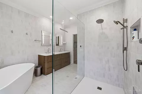 Bath - 1430 Riverside Dr, Cincinnati, OH 45202 photo 3 of 5