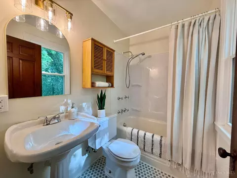 Bath - 4261 Dane Ave, Cincinnati, OH 45223 photo 2 of 4
