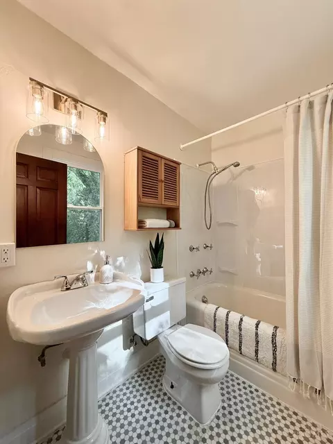 Bath - 4261 Dane Ave, Cincinnati, OH 45223 photo 3 of 4
