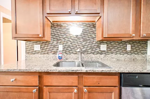 Kitchen - 465 Vancover Ct, Cincinnati, OH 45244 photo 3 of 6