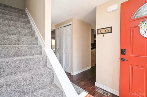 Entry Way - 465 Vancover Ct, Cincinnati, OH 45244 photo 2 of 2