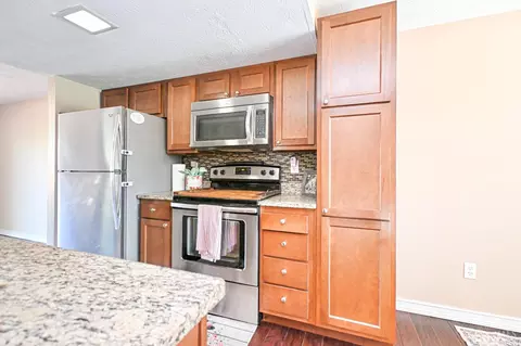 Kitchen - 465 Vancover Ct, Cincinnati, OH 45244 photo 4 of 6