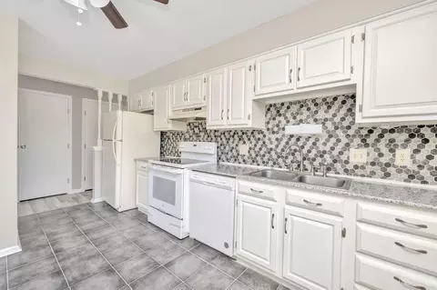Kitchen - 2903 Wardall Ave, Cincinnati, OH 45211 photo 4 of 4
