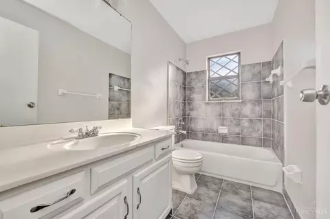 Bath - 2903 Wardall Ave, Cincinnati, OH 45211 photo 2 of 2