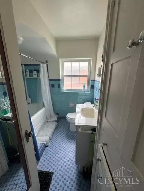 Bath - 3608 Gamble Ave, Cheviot, OH 45211 photo 2 of 5