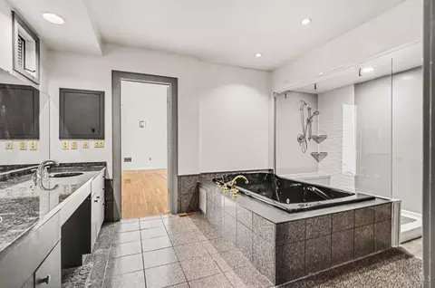 Bath - 3583 Cooper Rd, Blue Ash, OH 45241 photo 2 of 5
