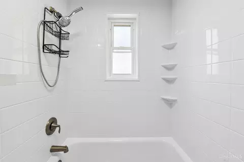 Bath - 627 Roebling Rd, Cincinnati, OH 45238 photo 3 of 3