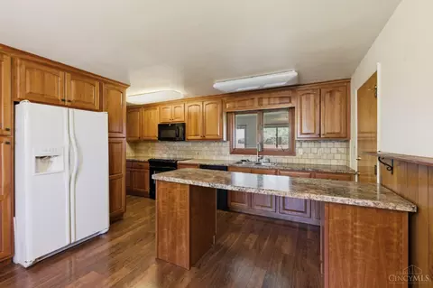 Kitchen - 1209 Rose Bower Ave, Kettering, OH 45429 photo 5 of 8