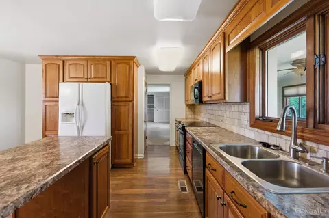 Kitchen - 1209 Rose Bower Ave, Kettering, OH 45429 photo 4 of 8