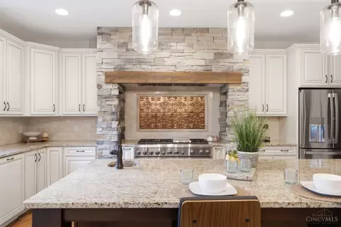 Kitchen - 855 Willow Oak Ct, Springboro, OH 45066 photo 4 of 5