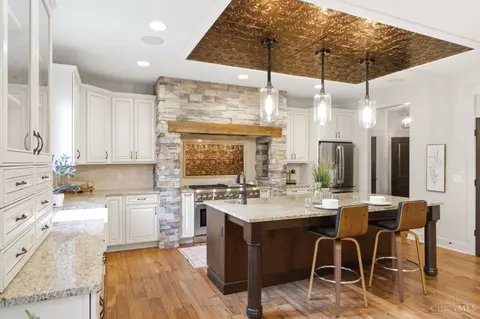 Kitchen - 855 Willow Oak Ct, Springboro, OH 45066 photo 3 of 5