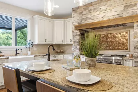 Kitchen - 855 Willow Oak Ct, Springboro, OH 45066 photo 2 of 5