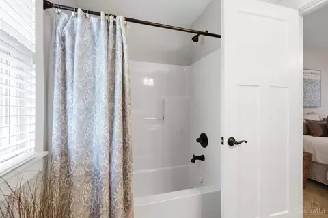 Bath - 855 Willow Oak Ct, Springboro, OH 45066 photo 6 of 6