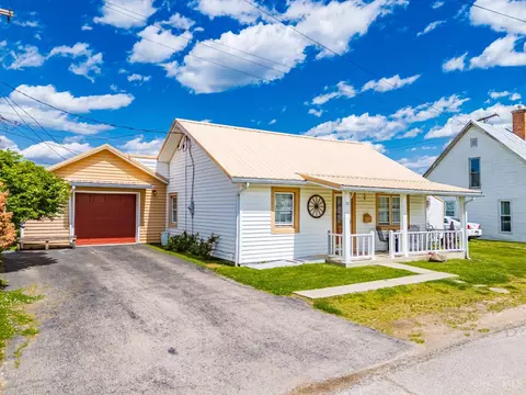 60 East St, Peebles, OH 45660