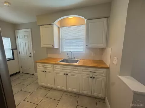 Kitchen - 7849 Seward Ave, Mount Healthy, OH 45231 photo 4 of 5
