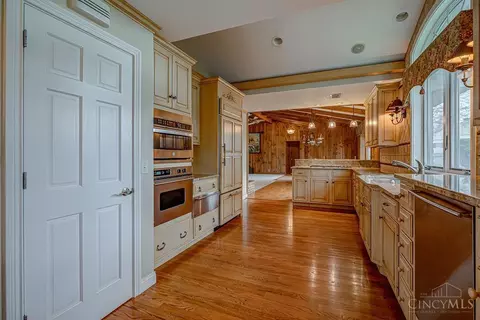 Kitchen - 6700 Gaines Rd, Cincinnati, OH 45247 photo 3 of 4
