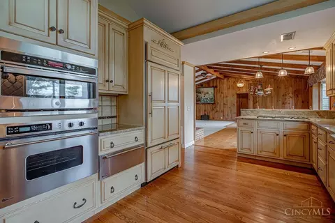 Kitchen - 6700 Gaines Rd, Cincinnati, OH 45247 photo 2 of 4