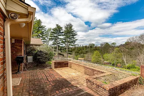 Exterior - 6700 Gaines Rd, Cincinnati, OH 45247 photo 3 of 11