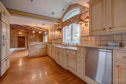 Kitchen - 6700 Gaines Rd, Cincinnati, OH 45247 photo 4 of 4