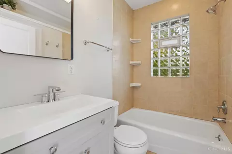 Bath - 2925 Utopia Pl, Cincinnati, OH 45208 photo 1 of 2