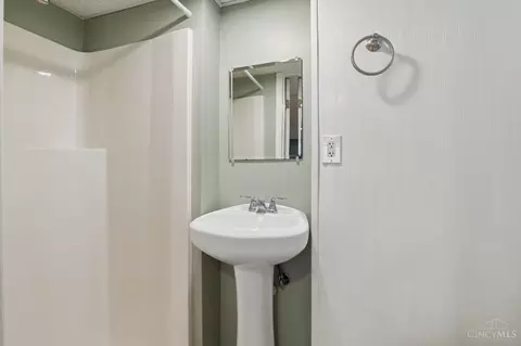 Bath - 2925 Utopia Pl, Cincinnati, OH 45208 photo 2 of 2