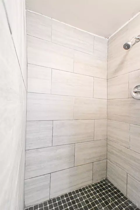 Bath - 5165 Highview Dr, Cincinnati, OH 45238 photo 3 of 3