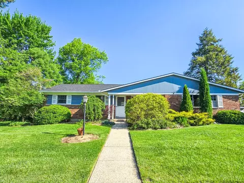 1058 Pinehollow Ln, Cincinnati, OH 45231