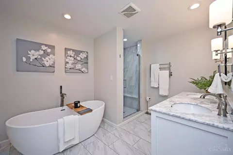 Bath - 411 Beechtree Dr, Cincinnati, OH 45224 photo 1 of 8