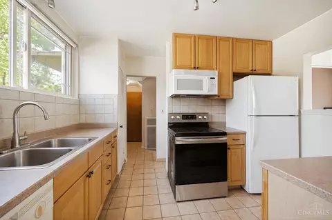 Kitchen - 17 Andover Rd, Greenhills, OH 45218 photo 2 of 4