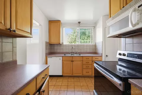 Kitchen - 17 Andover Rd, Greenhills, OH 45218 photo 4 of 4