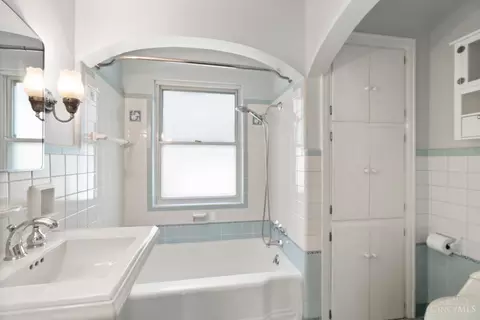 Bath - 6606 Murray Ave, Cincinnati, OH 45227 photo 1 of 3