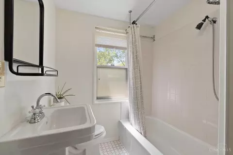 Bath - 6606 Murray Ave, Cincinnati, OH 45227 photo 3 of 3