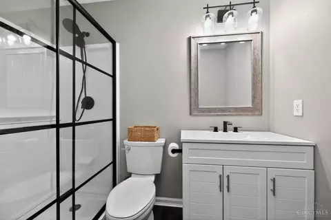 Bath - 967 Hamlin Dr, Hamilton Township, OH 45039 photo 7 of 11