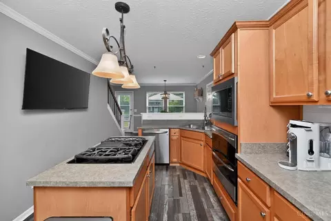 Kitchen - 967 Hamlin Dr, Hamilton Township, OH 45039 photo 2 of 6