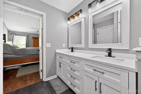 Bath - 967 Hamlin Dr, Hamilton Township, OH 45039 photo 5 of 11