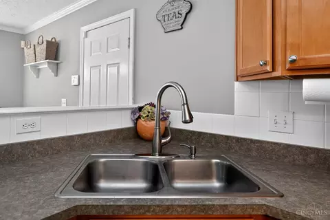 Kitchen - 967 Hamlin Dr, Hamilton Township, OH 45039 photo 4 of 6