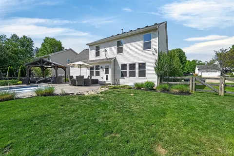 Exterior - 967 Hamlin Dr, Hamilton Township, OH 45039 photo 5 of 8