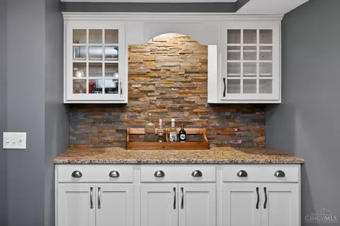 Kitchen - 967 Hamlin Dr, Hamilton Township, OH 45039 photo 6 of 6
