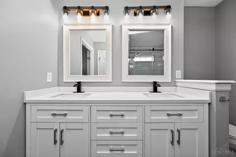 Bath - 967 Hamlin Dr, Hamilton Township, OH 45039 photo 4 of 11