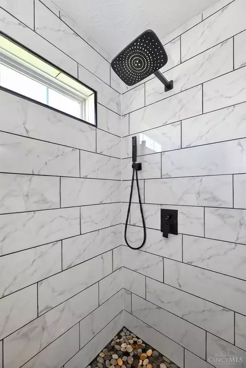 Bath - 967 Hamlin Dr, Hamilton Township, OH 45039 photo 6 of 11