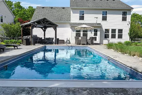 Exterior - 967 Hamlin Dr, Hamilton Township, OH 45039 photo 6 of 8